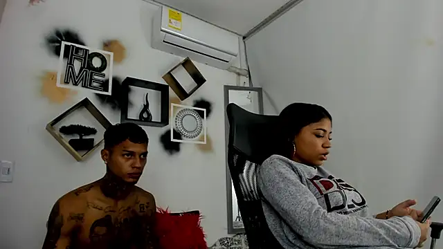 Snapshot of YuleimysAndAlex chatting on December 3, 3:51 am YuleimysAndAlex online show from December 3, 3:51 am