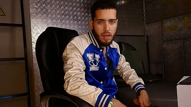 Snapshot of liam_sait chatting on November 6, 3:21 am liam sait online show from November 6, 3:21 am