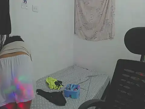 Snapshot of shayna_cute chatting on June 12, 2:20 am shayna cute online show from June 12, 2:20 am