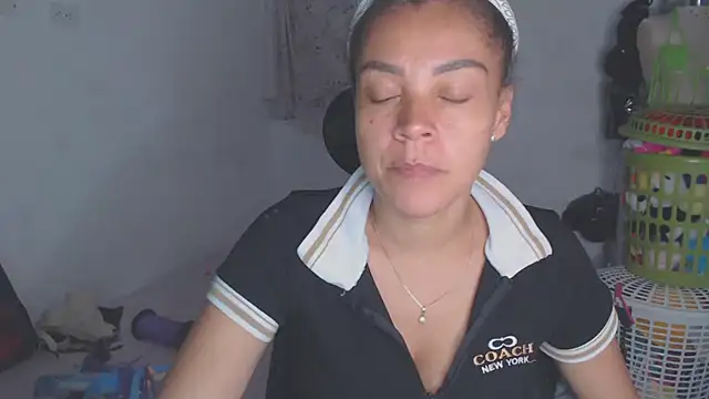 Snapshot of shayna_cute chatting on May 17, 3:50 am shayna cute online show from May 17, 3:50 am