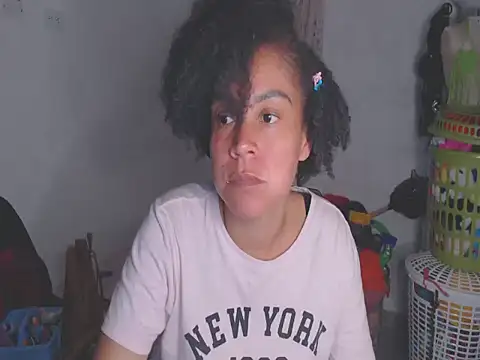 Snapshot of shayna_cute chatting on May 15, 2:31 am shayna cute online show from May 15, 2:31 am