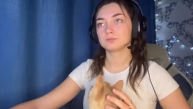 Snapshot of TwotyBright chatting on December 18, 6:07 am TwotyBright online show from December 18, 6:07 am