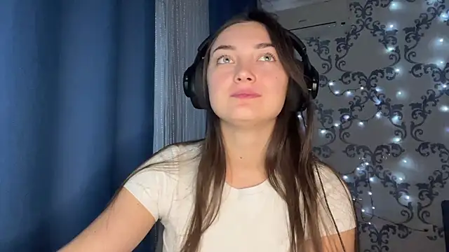 Snapshot of TwotyBright chatting on December 5, 1:10 pm TwotyBright online show from December 5, 1:10 pm