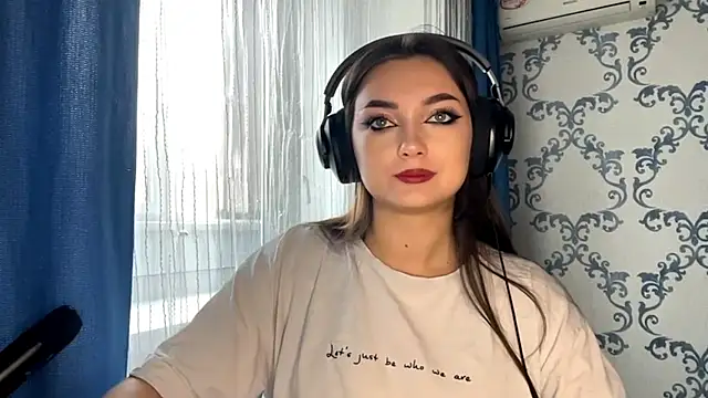 Snapshot of TwotyBright chatting on November 14, 8:07 am TwotyBright online show from November 14, 8:07 am