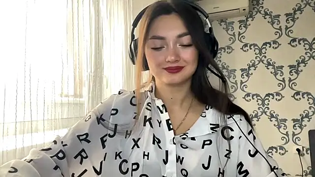 Snapshot of TwotyBright chatting on November 6, 8:07 am TwotyBright online show from November 6, 8:07 am