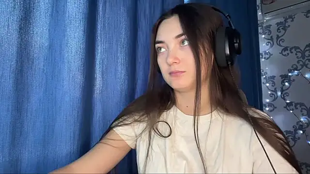 Snapshot of TwotyBright chatting on December 14, 8:09 am TwotyBright online show from December 14, 8:09 am