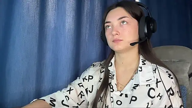 Snapshot of TwotyBright chatting on December 15, 6:08 am TwotyBright online show from December 15, 6:08 am