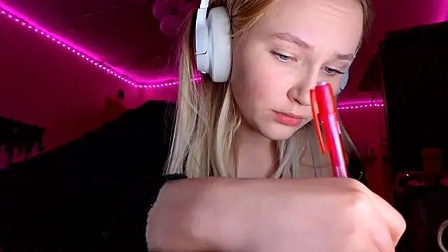 Snapshot of KarinRobertson chatting on November 29, 6:30 pm KarinRobertson online show from November 29, 6:30 pm