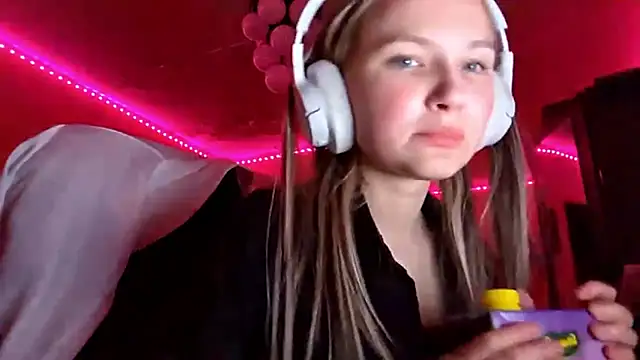 Snapshot of KarinRobertson chatting on December 15, 7:20 pm KarinRobertson online show from December 15, 7:20 pm