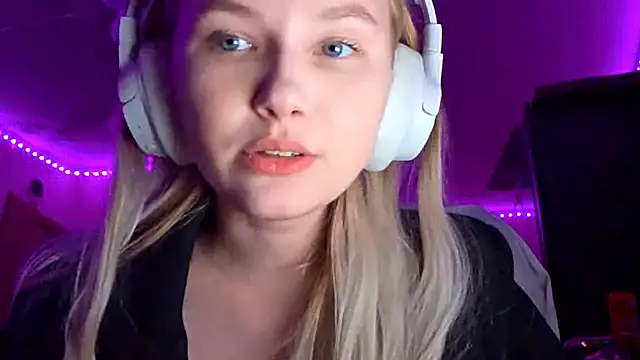 Snapshot of KarinRobertson chatting on December 1, 6:31 pm KarinRobertson online show from December 1, 6:31 pm