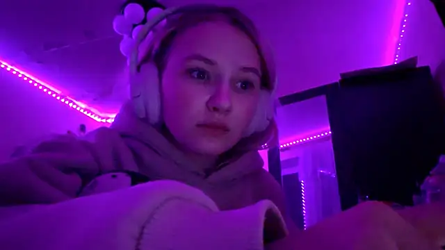 Snapshot of KarinRobertson chatting on December 4, 6:29 pm KarinRobertson online show from December 4, 6:29 pm