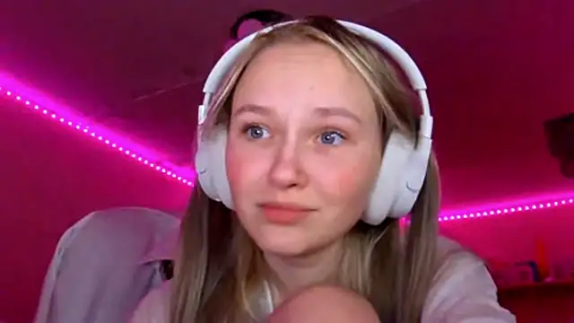 Snapshot of KarinRobertson chatting on December 18, 5:17 pm KarinRobertson online show from December 18, 5:17 pm