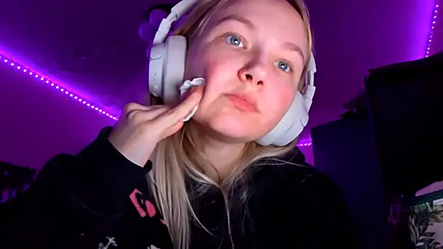 Snapshot of KarinRobertson chatting on December 3, 4:17 pm KarinRobertson online show from December 3, 4:17 pm