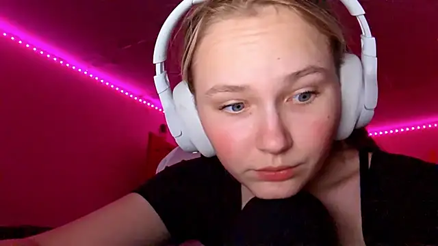 Snapshot of KarinRobertson chatting on December 19, 5:04 pm KarinRobertson online show from December 19, 5:04 pm