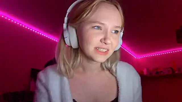 Snapshot of KarinRobertson chatting on November 11, 5:19 pm KarinRobertson online show from November 11, 5:19 pm