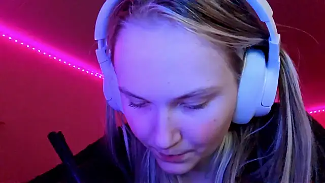 Snapshot of KarinRobertson chatting on December 20, 5:16 pm KarinRobertson online show from December 20, 5:16 pm