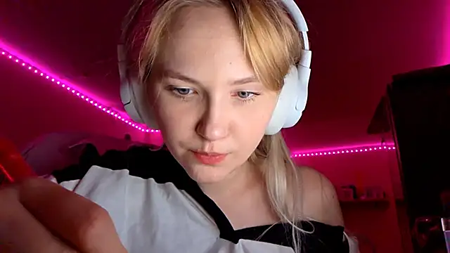 Snapshot of KarinRobertson chatting on November 28, 6:30 pm KarinRobertson online show from November 28, 6:30 pm