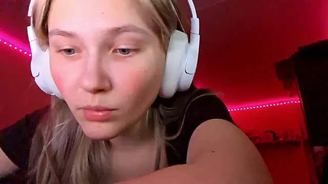 Snapshot of KarinRobertson chatting on December 17, 4:23 pm KarinRobertson online show from December 17, 4:23 pm