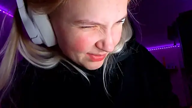 Snapshot of KarinRobertson chatting on November 23, 6:29 pm KarinRobertson online show from November 23, 6:29 pm