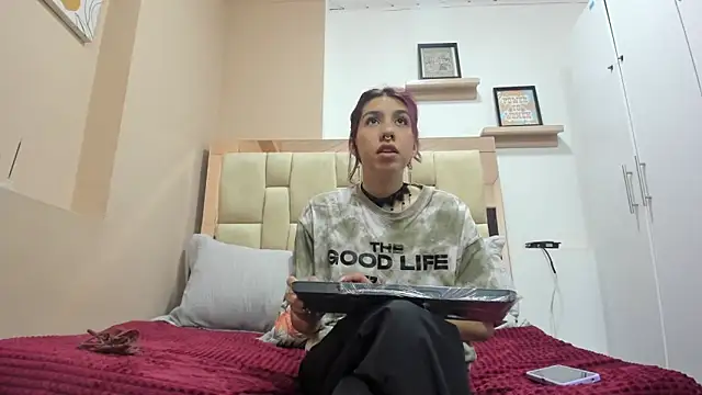 zoe-moreau online show from December 19, 7:05 pm