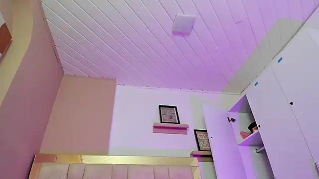 zoe-moreau online show from January 8, 7:20 pm