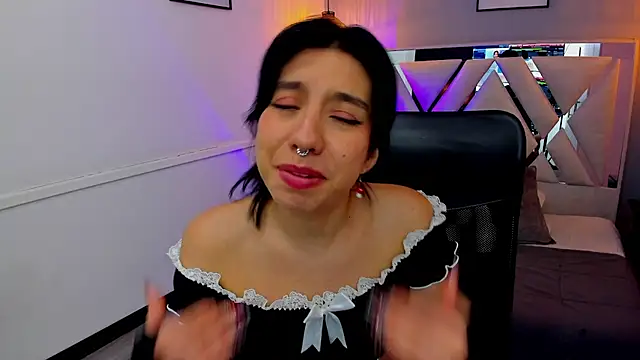 zoe-moreau online show from April 10, 8:27 pm