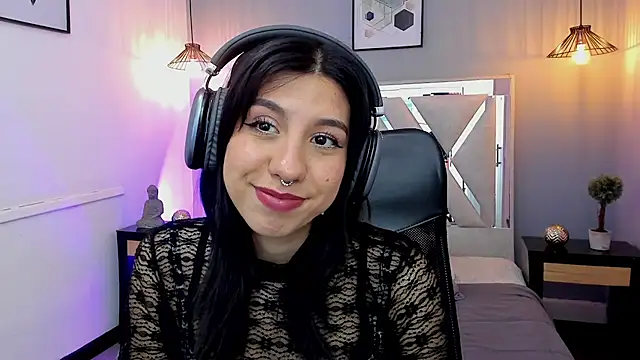 zoe-moreau online show from April 13, 7:18 pm