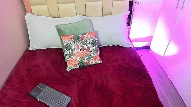 zoe-moreau online show from December 18, 7:07 pm