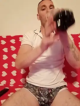 Snapshot of Baiat_Finut1 chatting on November 3, 10:02 pm Baiat Finut1 online show from November 3, 10:02 pm