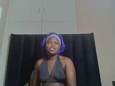 SweetSavage18 online show from May 13, 7:32 pm