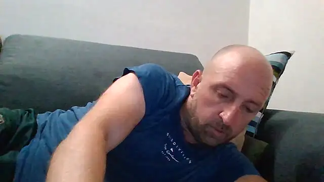 Snapshot of luca_beech88 chatting on June 25, 6:35 pm luca beech88 online show from June 25, 6:35 pm
