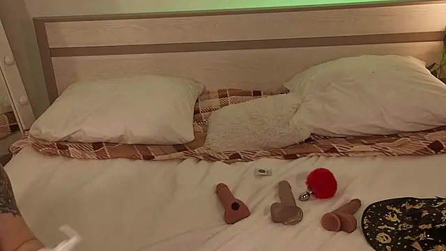 WICKEDEMBER online show from March 1, 2:00 am