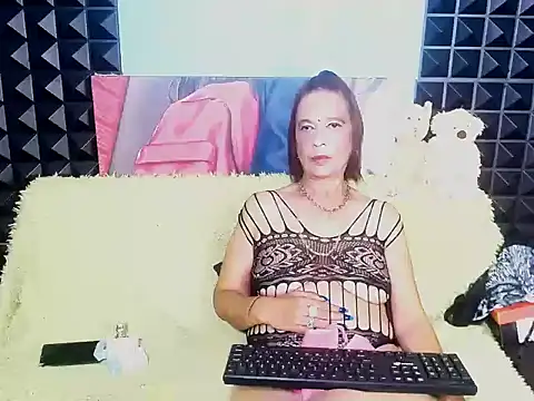 Snapshot of Hot_queen57 chatting on November 6, 7:56 am Hot queen57 online show from November 6, 7:56 am