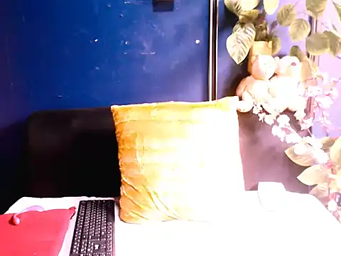 Snapshot of Hot_queen57 chatting on December 1, 7:42 am Hot queen57 online show from December 1, 7:42 am