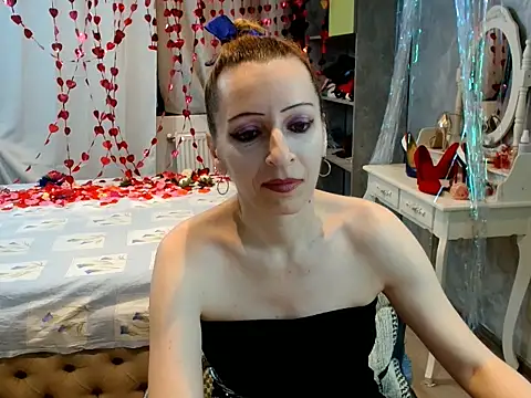 Snapshot of AnneDevrim chatting on February 5, 6:42 am AnneDevrim online show from February 5, 6:42 am