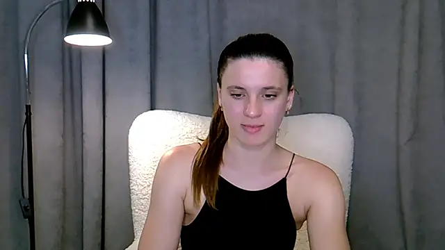 Snapshot of KiraHoney chatting on June 10, 9:49 pm KiraHoney online show from June 10, 9:49 pm