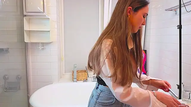 Snapshot of LeenaPuita chatting on November 12, 6:56 pm LeenaPuita online show from November 12, 6:56 pm