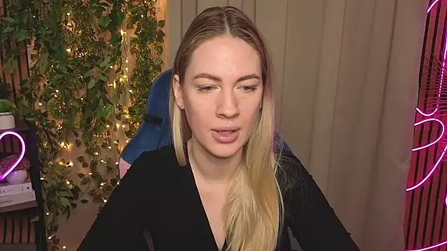 Snapshot of TonyaReid chatting on December 14, 9:59 am TonyaReid online show from December 14, 9:59 am