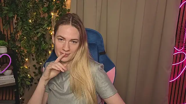 Snapshot of TonyaReid chatting on December 13, 8:04 pm TonyaReid online show from December 13, 8:04 pm