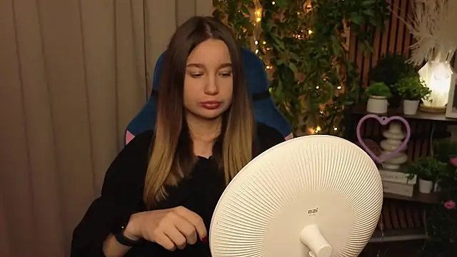 LauriePerez online show from December 21, 12:40 pm