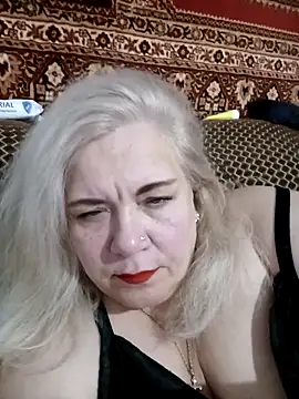 Snapshot of IZOLDA99 chatting on November 4, 7:23 am IZOLDA99 online show from November 4, 7:23 am