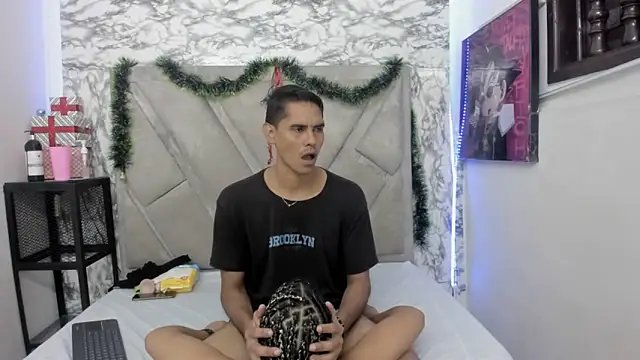 Snapshot of KiraFox1 chatting on December 18, 7:50 pm KiraFox1 online show from December 18, 7:50 pm