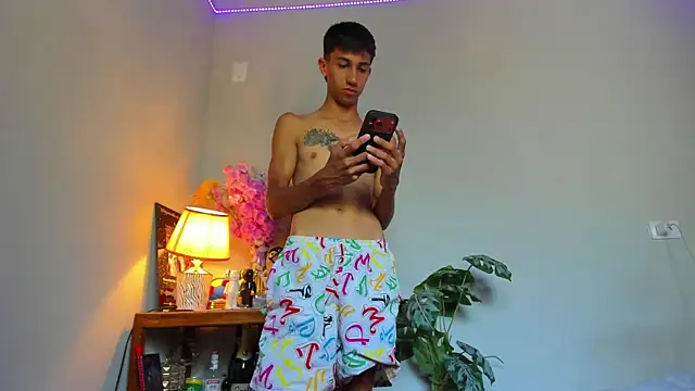 Snapshot of lucian_davii chatting on June 27, 1:50 pm lucian davii online show from June 27, 1:50 pm
