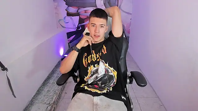 Aleck Boy online show from December 4, 7:13 pm