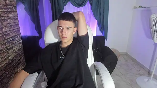 Aleck Boy online show from November 20, 9:04 pm