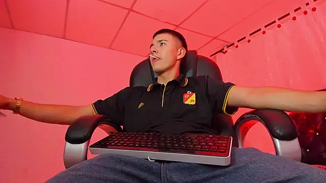 Aleck Boy online show from November 12, 8:34 pm