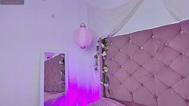 lauxury  online show from November 12, 3:10 am