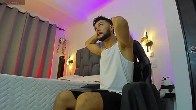 Snapshot of noah_corvelle chatting on January 18, 2:09 pm noah corvelle online show from January 18, 2:09 pm