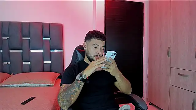 Snapshot of noah_corvelle chatting on November 7, 11:19 pm noah corvelle online show from November 7, 11:19 pm