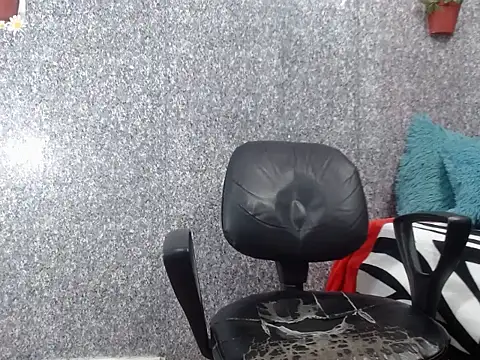 Snapshot of carelis_big_tits chatting on November 8, 6:39 am carelis big tits online show from November 8, 6:39 am